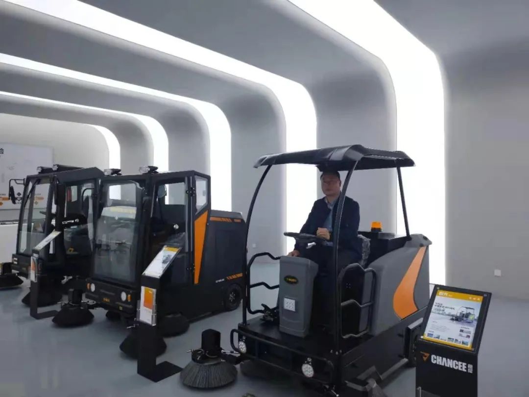 為什么工廠要用駕駛式掃地機(jī)來(lái)清潔