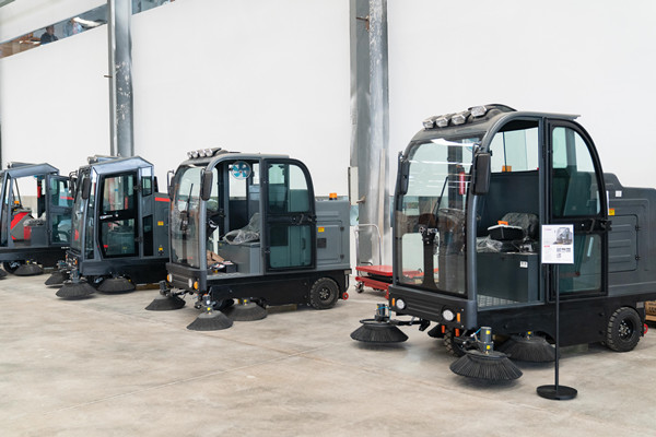 多功能的橙犀工業(yè)掃地機(jī) 多功能的橙犀工業(yè)掃地機(jī)