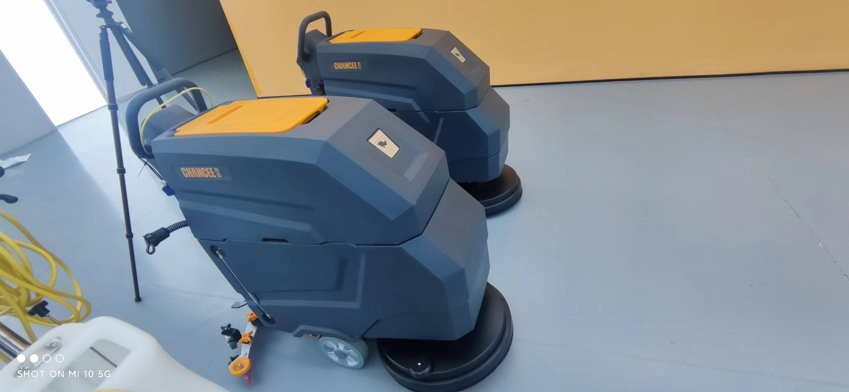 怎么拆卸安裝手推式洗地機的刷盤呢?