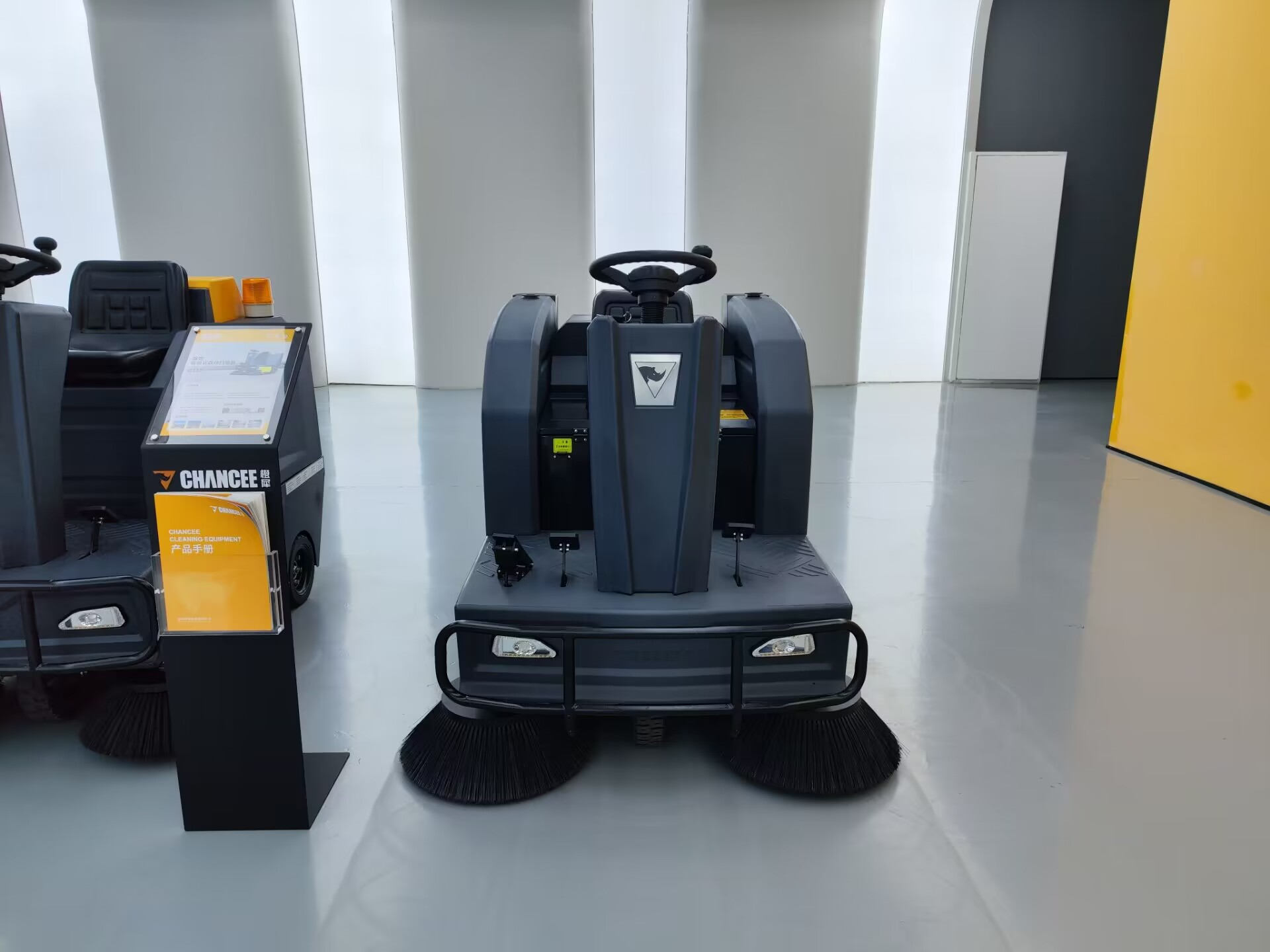 小型駕駛式掃地機可以用于小區物業嘛